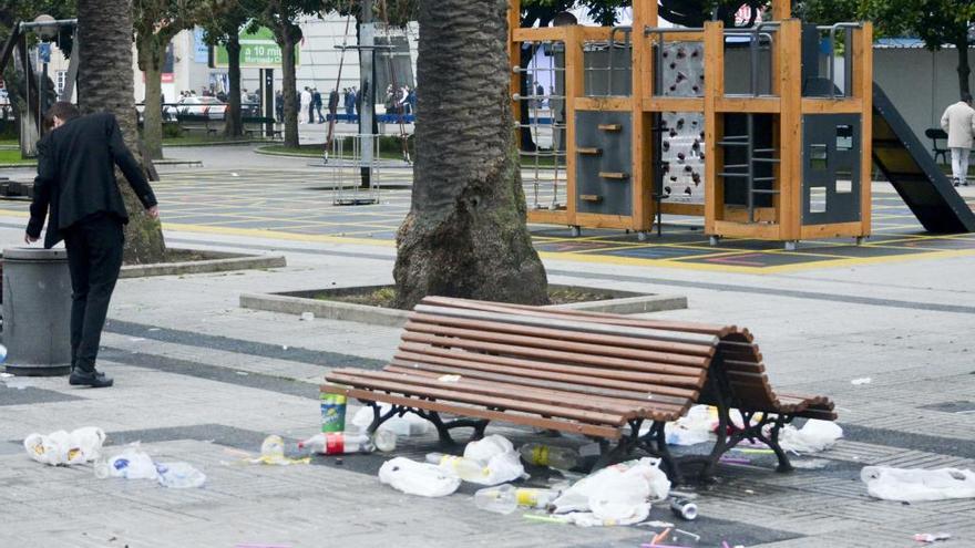 Restos de botellón en Méndez Núñez