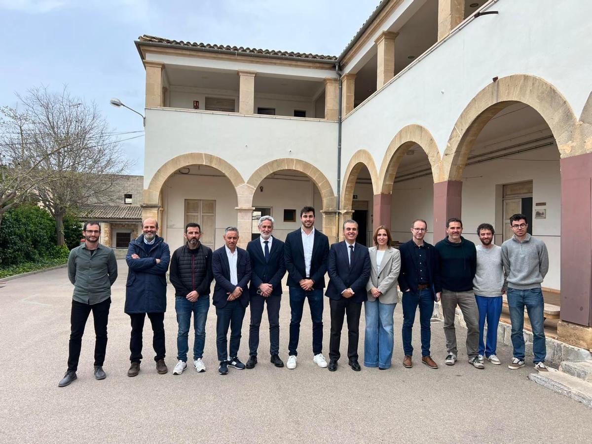 Foto de familia de las autoridades en el CEIP Mestre Guillem Galmés.