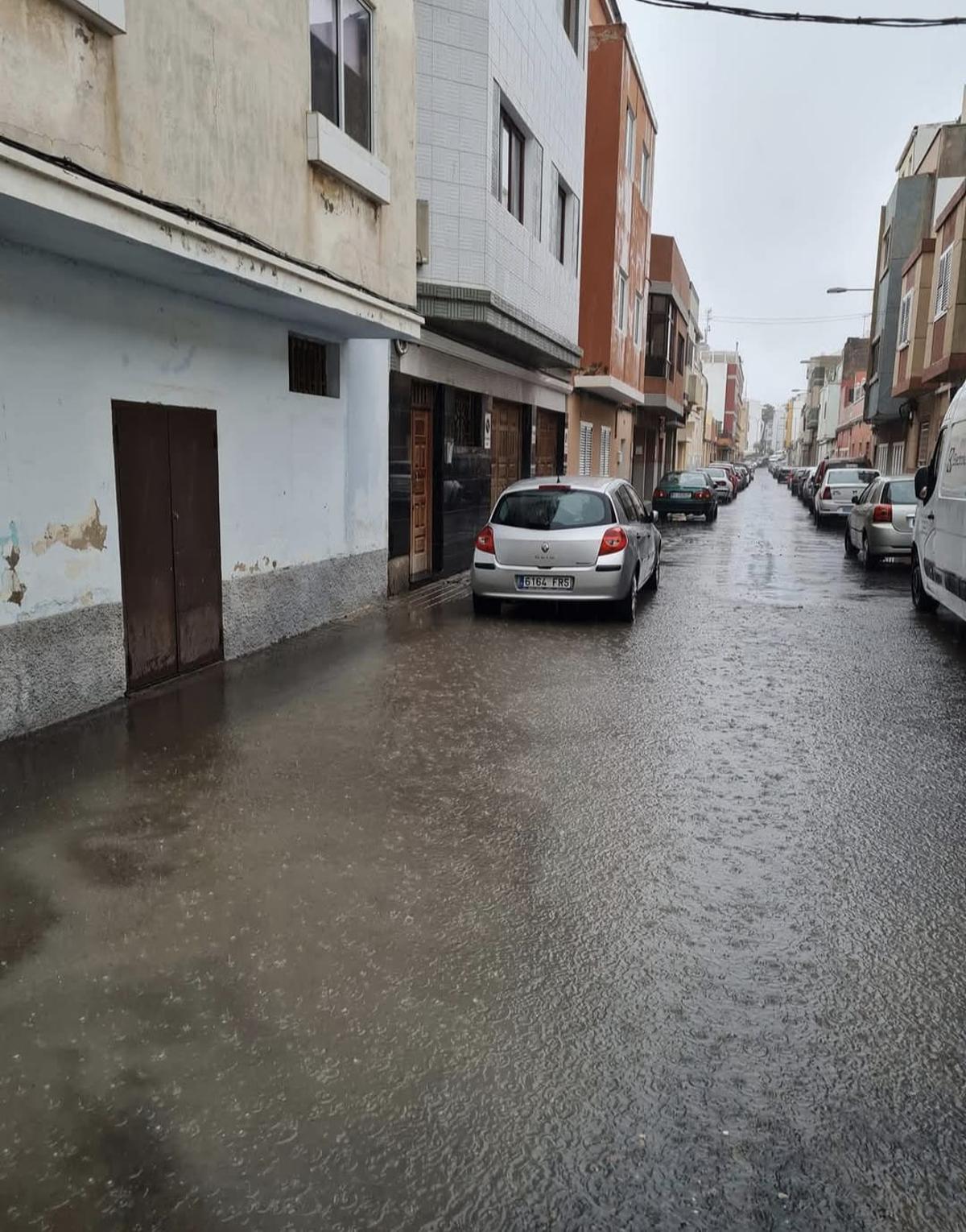 El charco formado en la calle Batalla de Teruel.