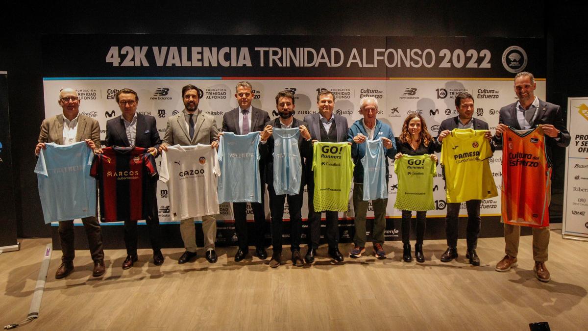 Los representantes de los clubes posan con sus camisetas