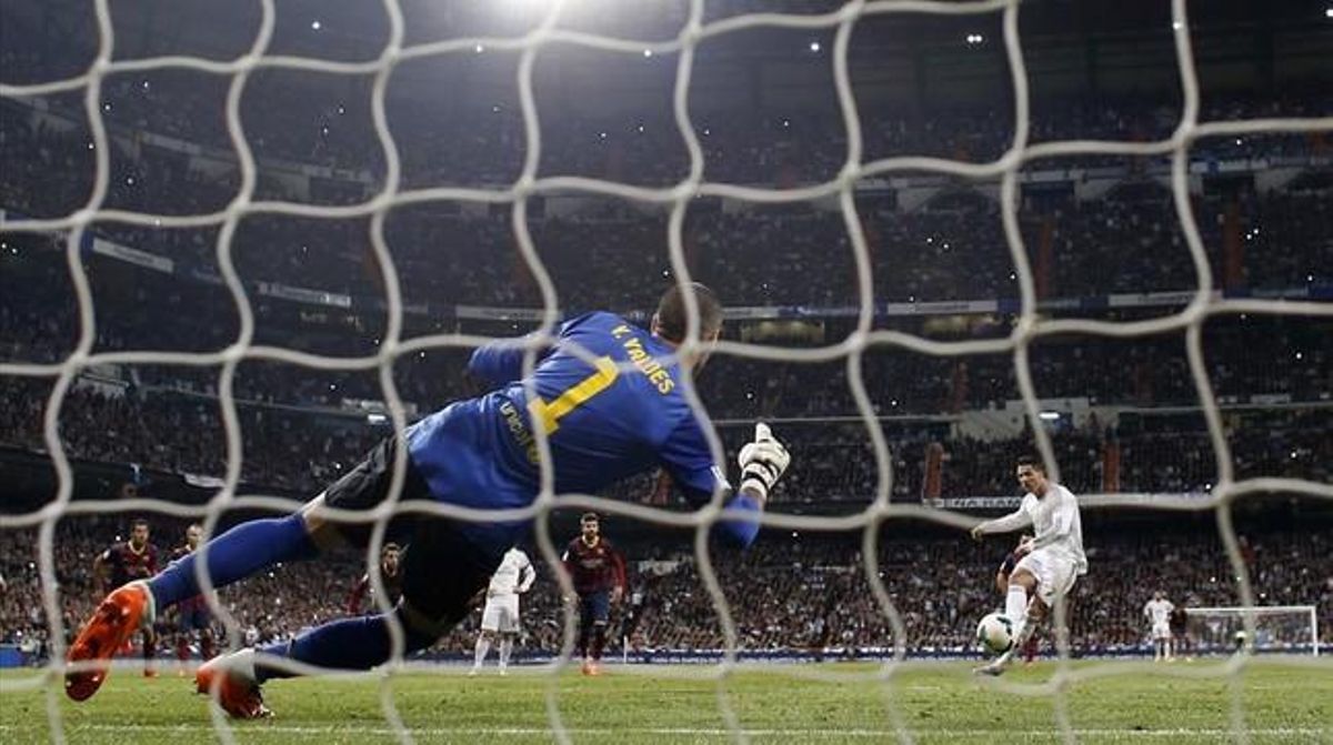 Cristiano marca de penal a Valdés al Bernabéu.