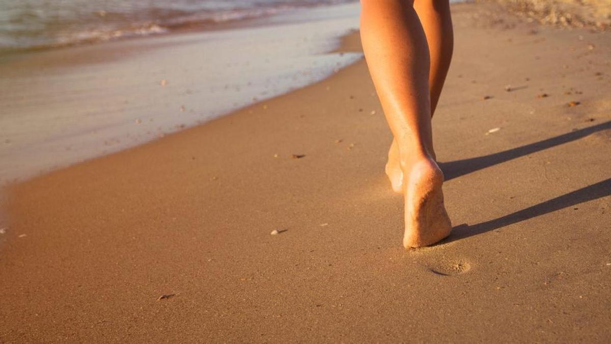 Caminar por la playa no es necesariamente mejor que hacerlo por una superficie firme y regular