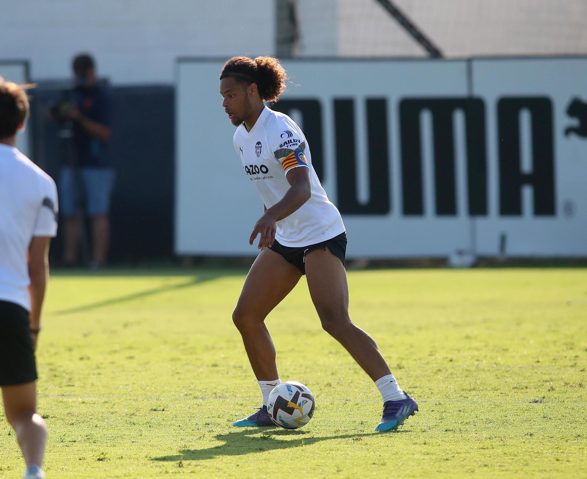 La anécdota de los brazaletes de capitán en el último entrenamiento del Valencia CF