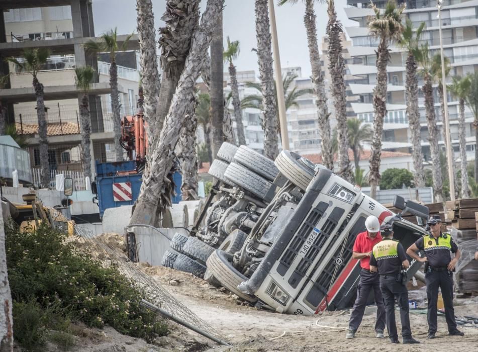 Los Bomberos y la Policía Local han intervenido para sellar una fuga de combustible del vehículo accidentado