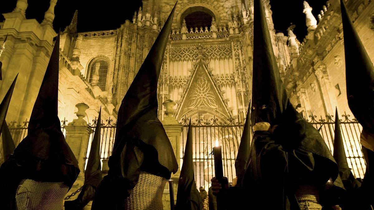 Nazarenos del Calvario a la salida de la Catedral de Sevilla