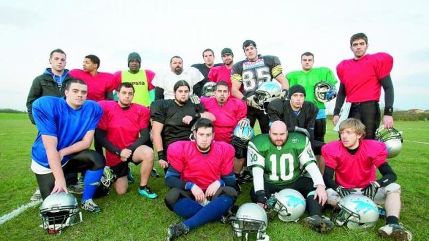 El equipo Oviedo Madbulls, tras un entrenamiento en las instalaciones de La Morgal, en Llanera. / IRMA COLLÍN