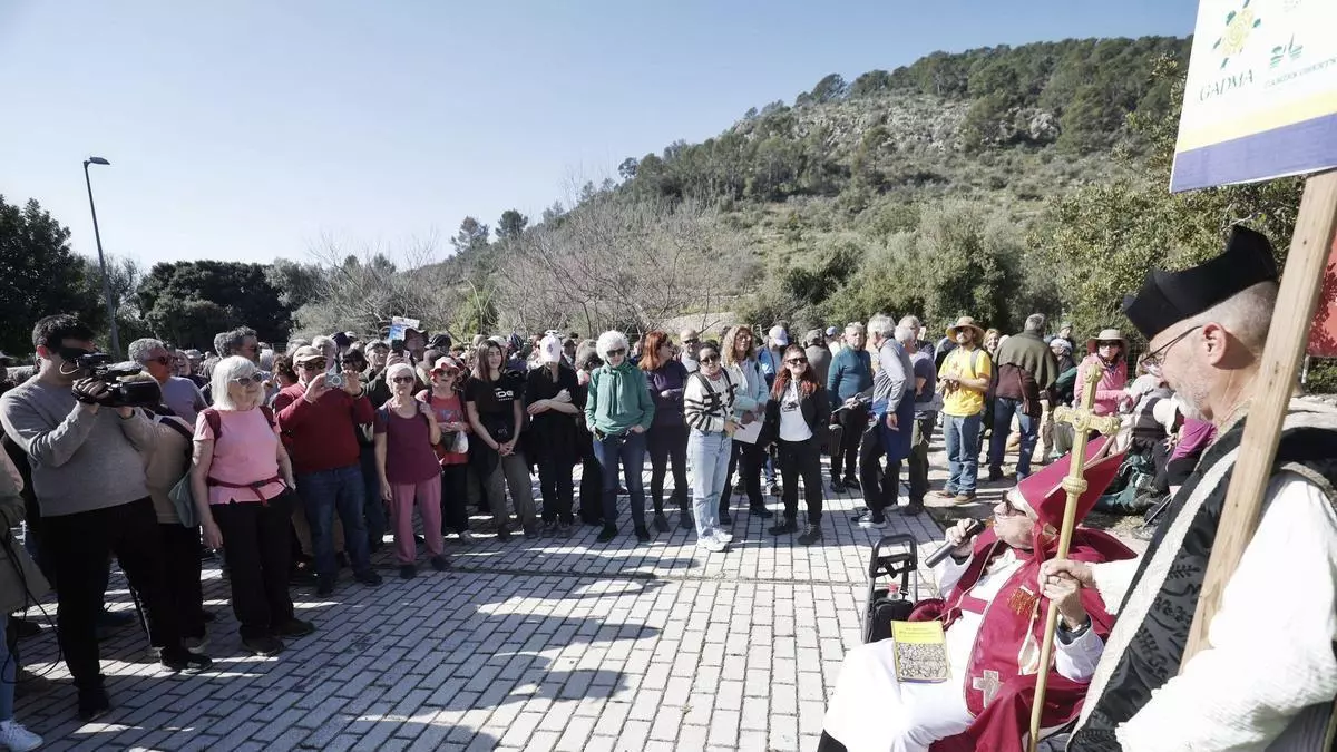 Más de 500 personas se concentran en Raixa a favor de los caminos públicos: “Nosotros los cuidamos, ellos los cierran”