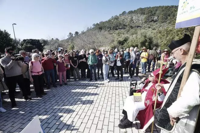 Las imágenes de la concentración a favor de los caminos públicos en Raixa