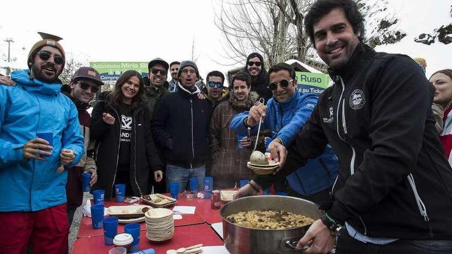 Pablo Noval muestra la pota de fabada en el festival de Sierra Nevada.