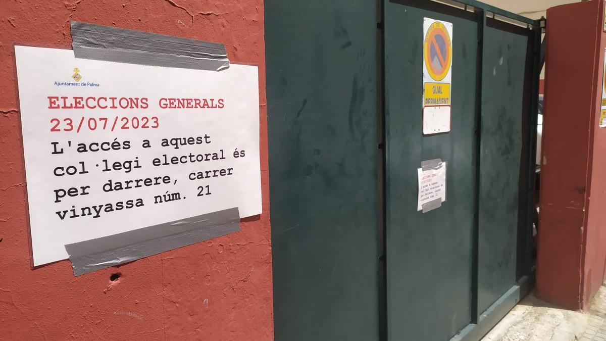 Un cartel indicador de la ubicación correcta del acceso al colegio electoral de Palma MARCOS OLLÉS