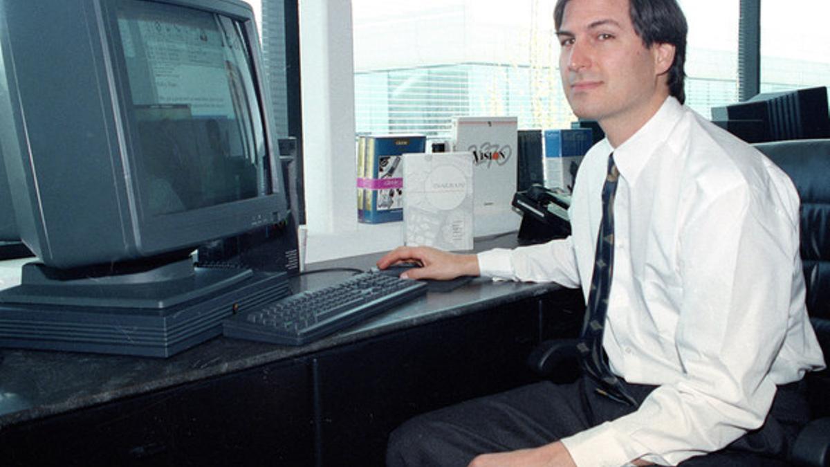 Steve Jobs, con uno de sus Next, la compañía que fundó cuando salió de Apple.