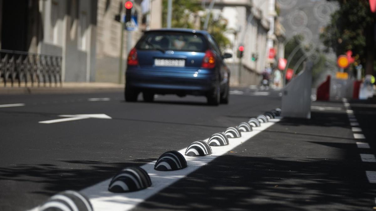 Separadores viales del carril bici en Santa Cruz.