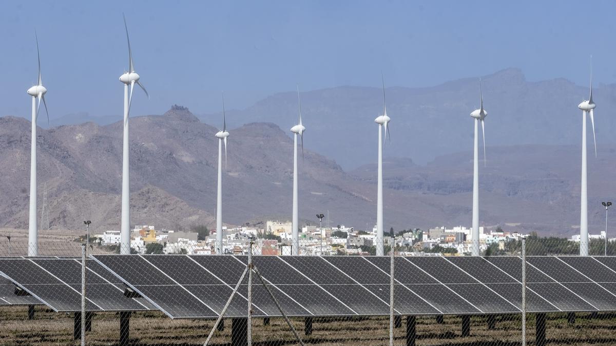 Placas fotovoltaicas y aerogeneradores en el Sureste de Gran Canaria.