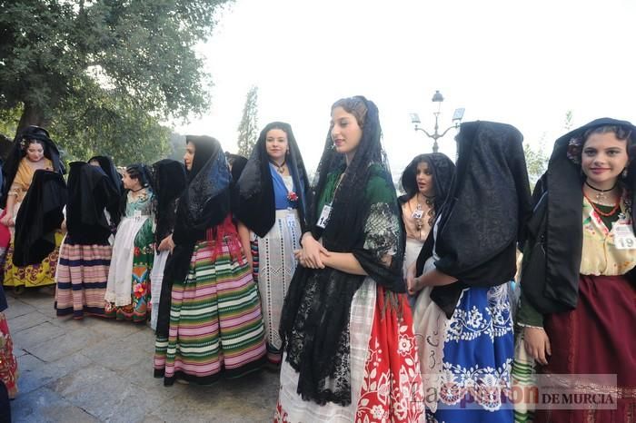 Ofrenda floral a la Virgen de las candidatas a Reina de la Huerta