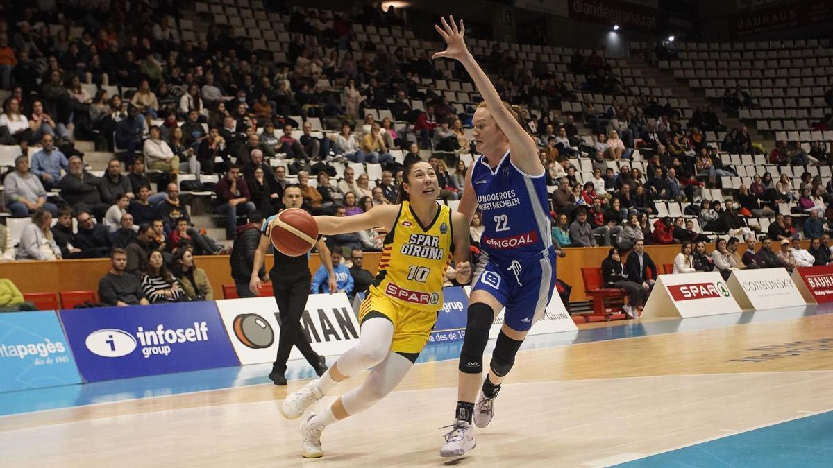 Morgan Bertsch, defensant Laia Flores en l'Eurolliga d'aquesta temporada.