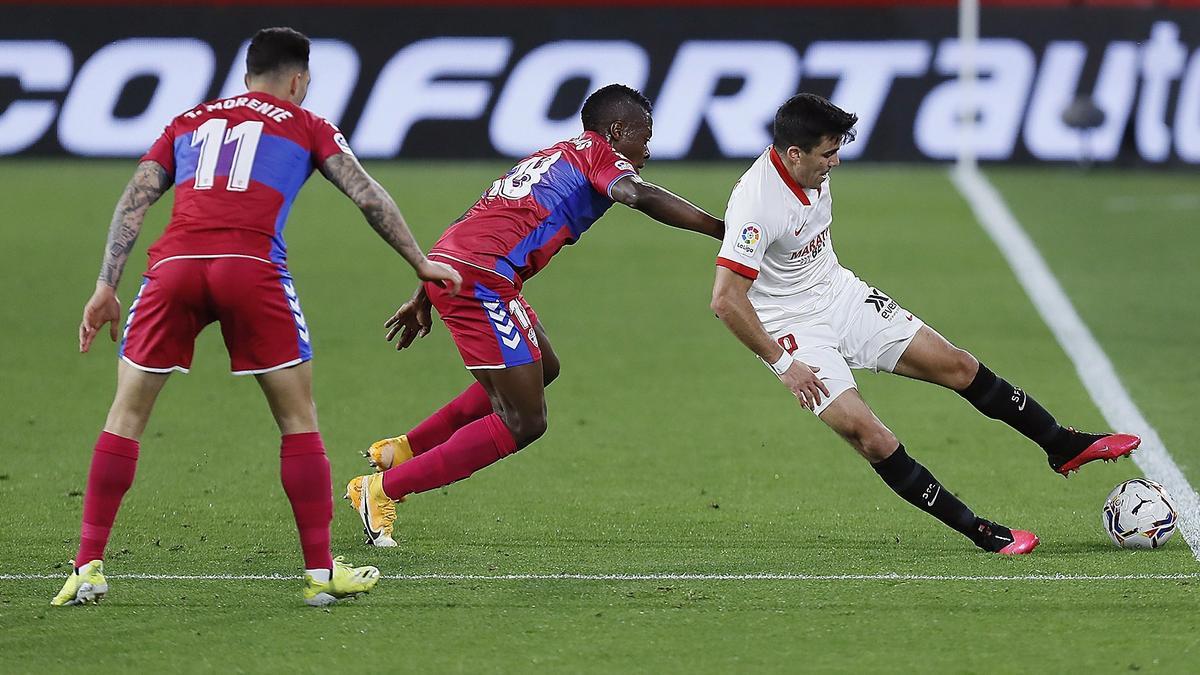 Helibelton Palacios disputa un balón en el encuentro de ayer ante el Sevilla