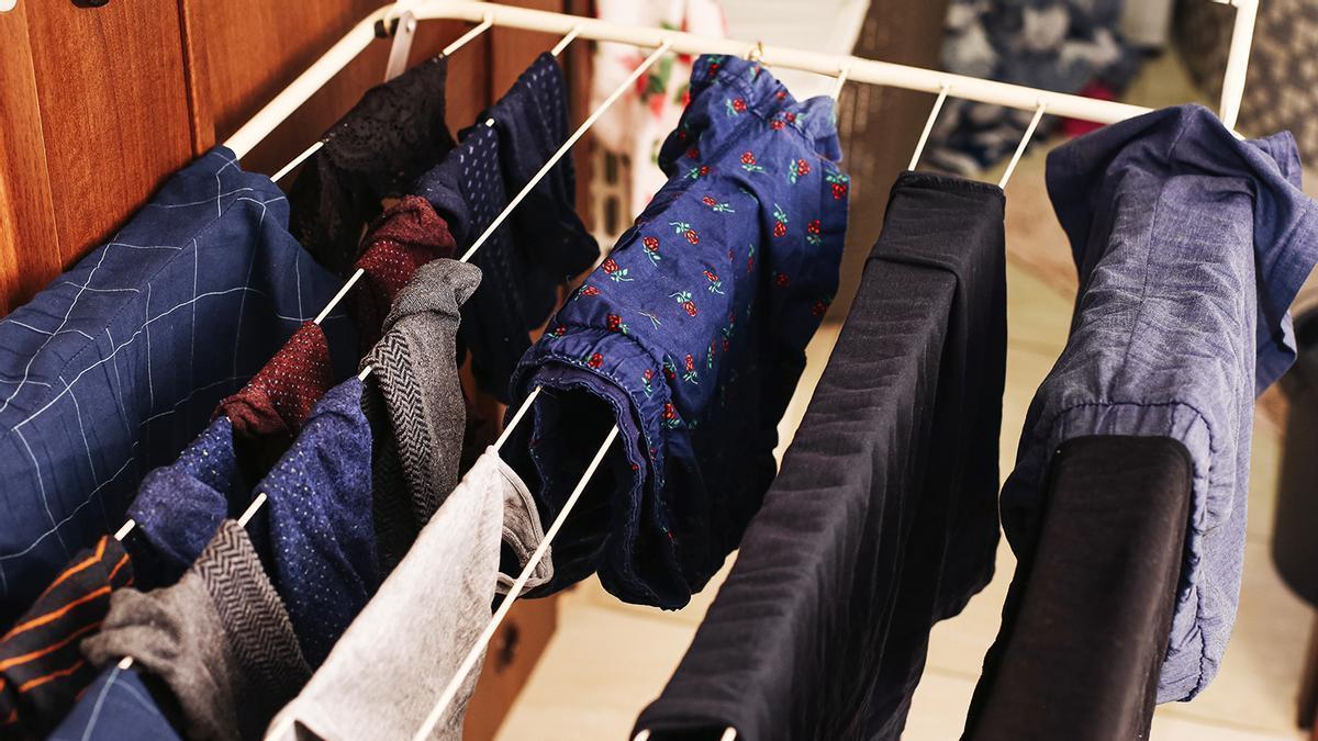 Colocar una botella de agua caliente debajo de la ropa de la lavadora: la forma más rápida para secar camisas y pantalones sin usar secadora