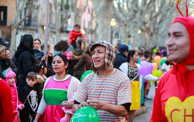 La Rua desfila por el centro de Palma