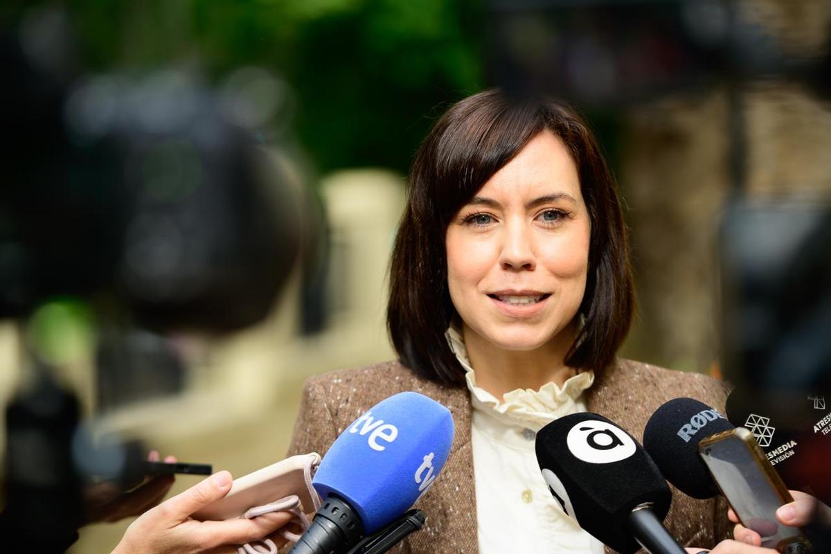 La ministra y líder del PSPV, Diana Morant, atiende a los medios de comunicación, este viernes en València