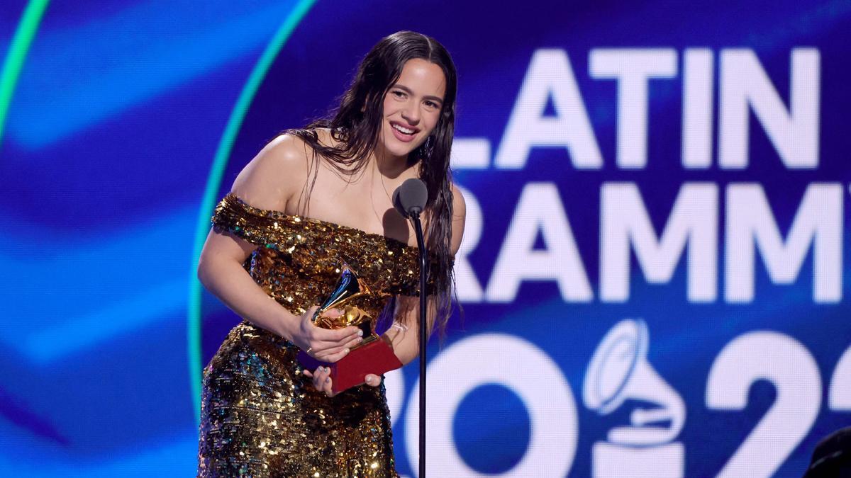 Rosalía, al recibir uno de los premios Grammy Latinos. Rosalía, al recibir uno de los premios Grammy Latinos.