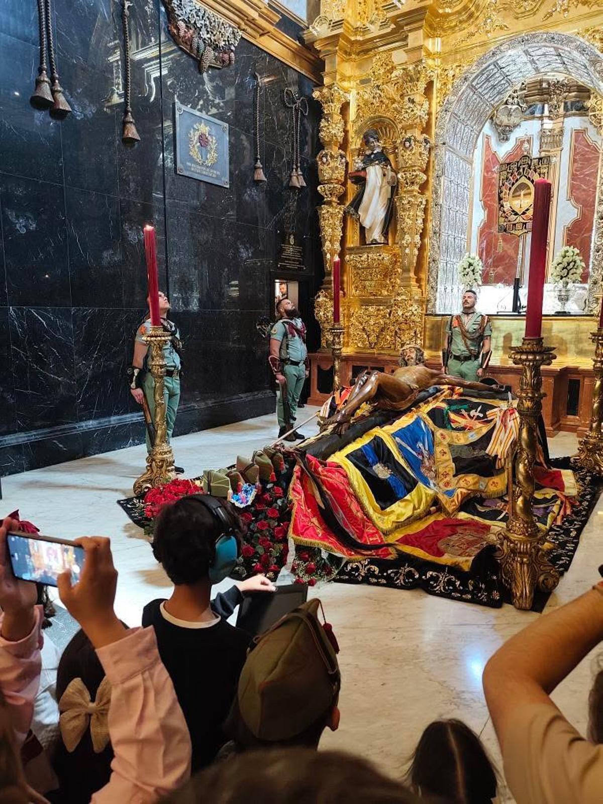 Óscar viendo al Cristo de Mena en primera fila esta Semana Santa