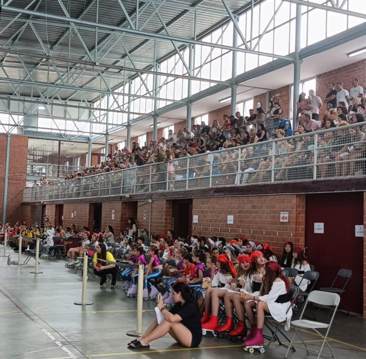 Las deportistas de las seis escuelas de patinaje en el pabellón. | SERVICIO ESPECIAL