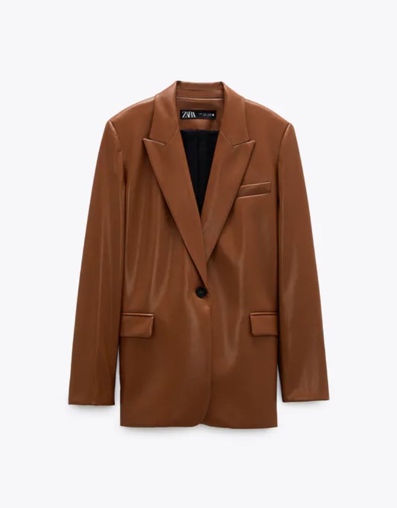Blazer efecto piel de Zara