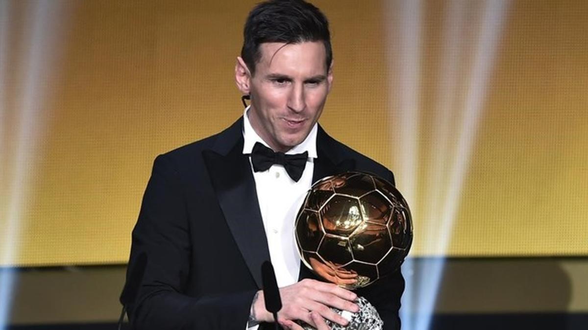 Messi recibe su quinto Balón de Oro en Zúrich.