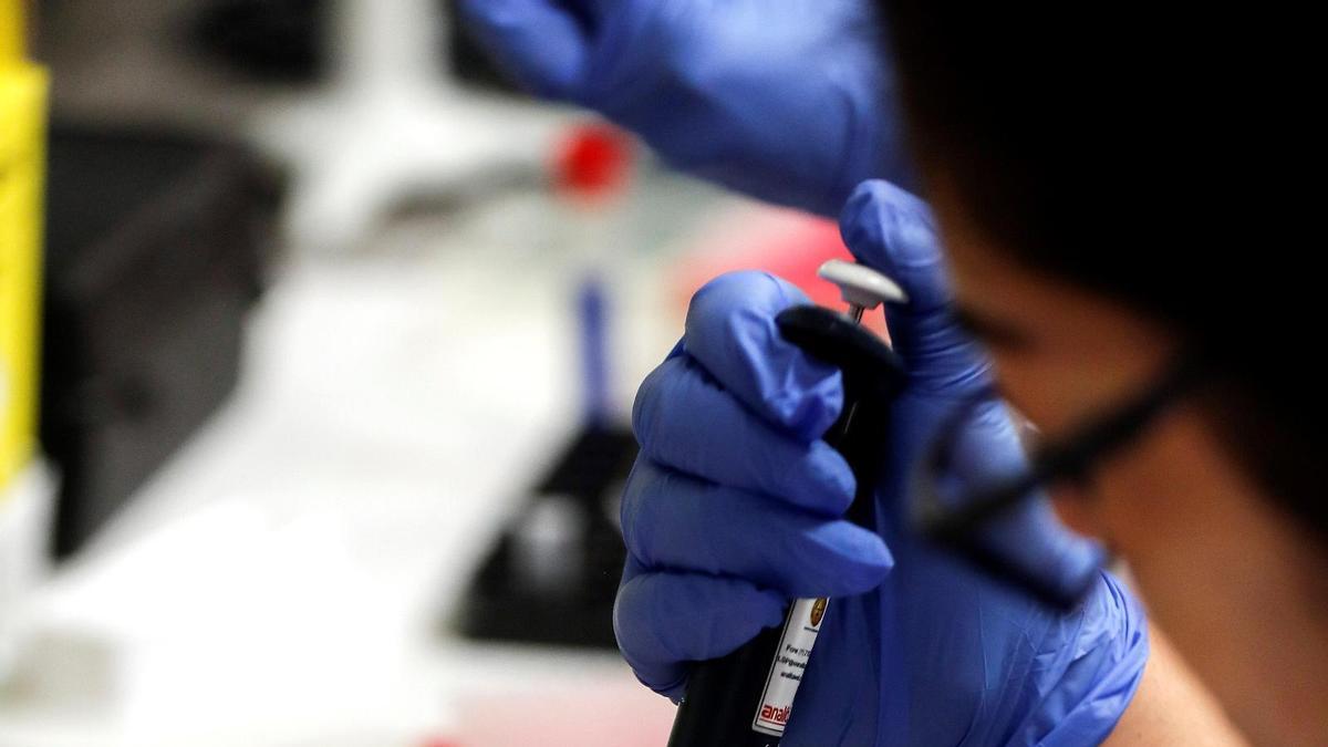 Una mujer, en un laboratorio científico.