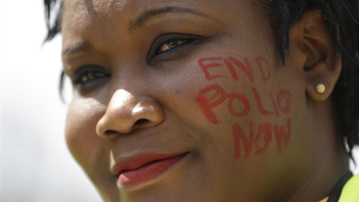 Una mujer celebra que el continente africano ya está libre de la polio