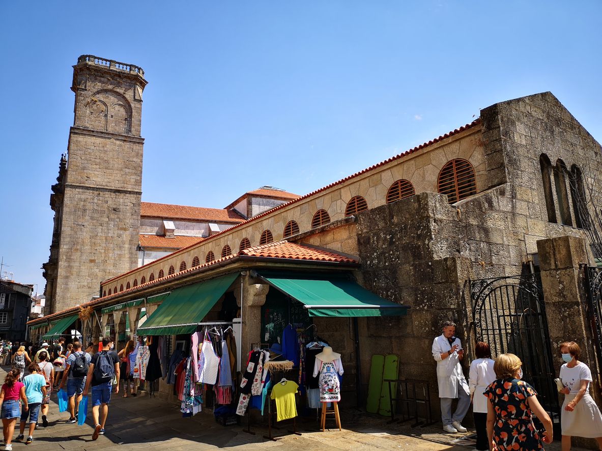 El mercado tiene una gan extensión y se puede tanto comprar para cocina en casa como comer in situ