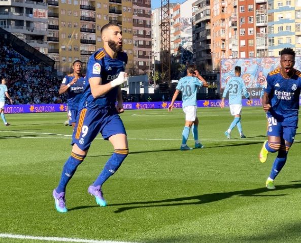 Benzema celebra su gol de penalti en Balaídos.