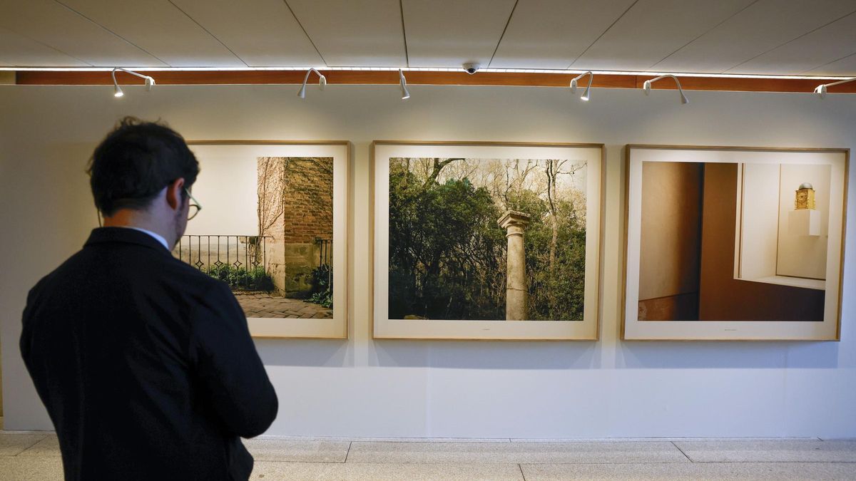Un hombre visita 'Las horas del sol', exposición que inaugura oficialmente PHotoESPAÑA 2025.