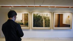 Un hombre visita Las horas del sol, exposición que inaugura oficialmente PHotoESPAÑA 2025.