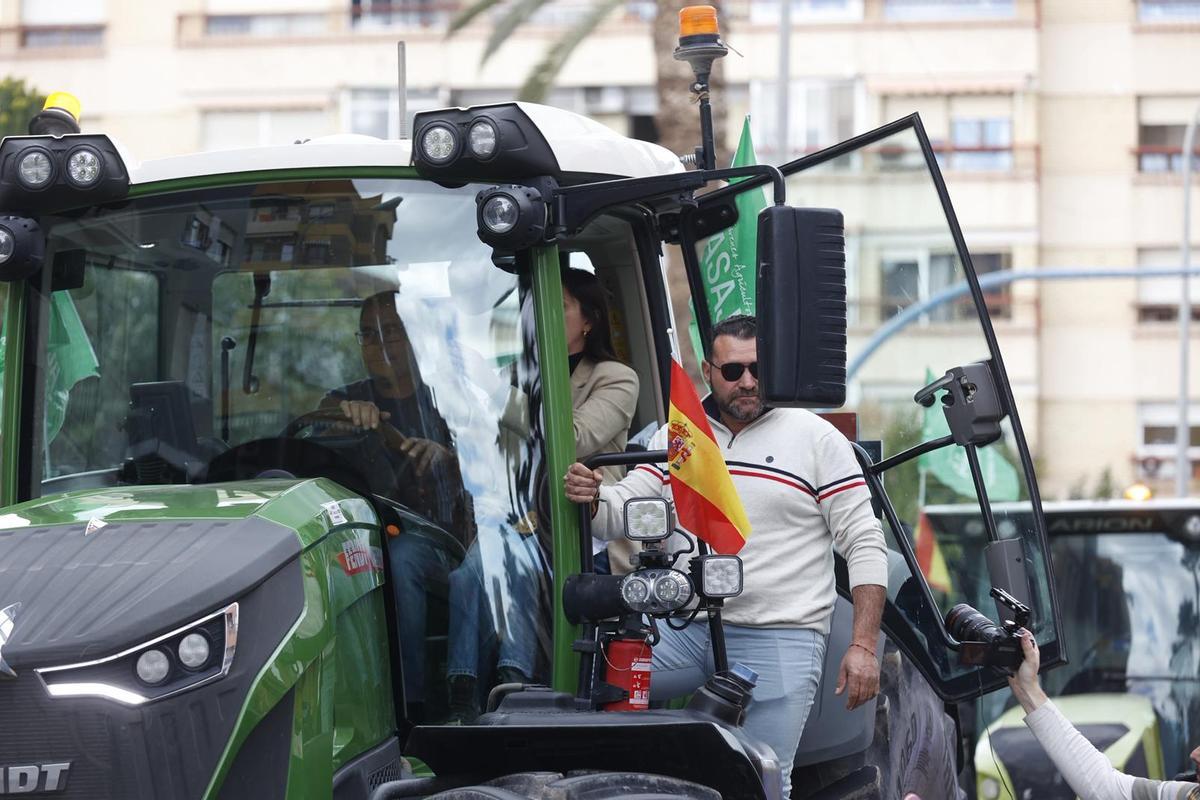 La tractorada bloquea el centro de Alicante: el campo asalta la capital