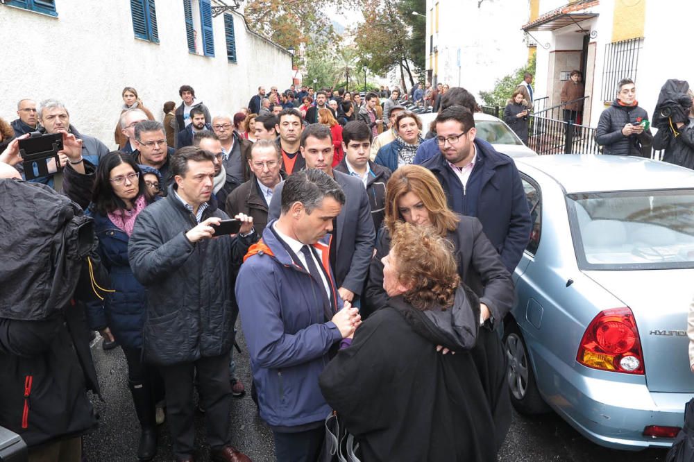 La presidenta de la Junta, acompañada por el alcalde José Bernal, conoce de primera mano los daños provocados por las lluvias y habla con los vecinos