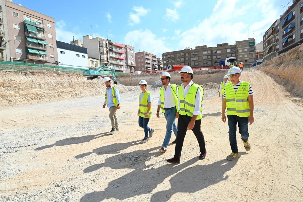 El alcalde de Elche visitaba los trabajos de excavación de lo que serán los aparcamientos del centro sociocultural de Jayton en Carrús