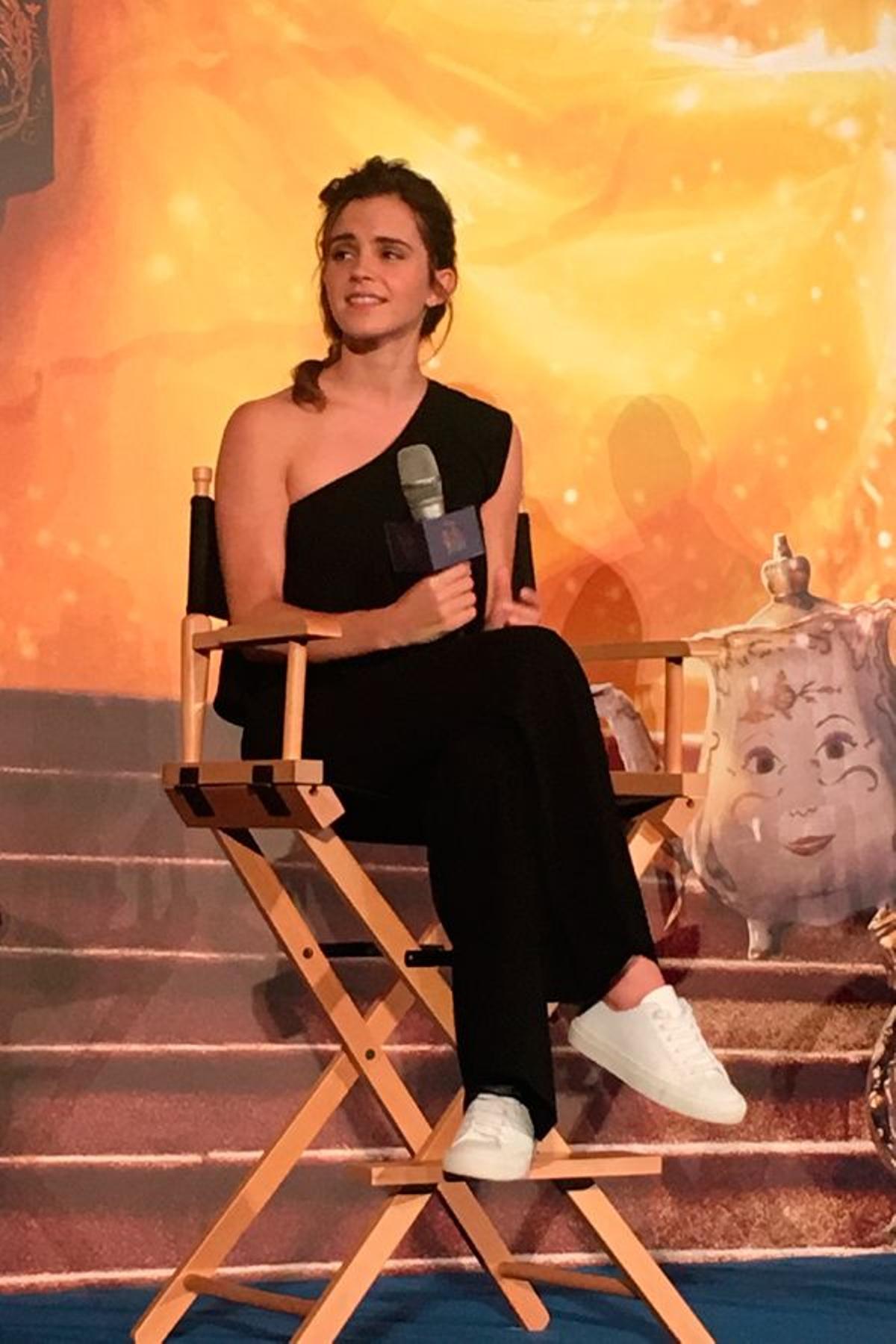 Emma Watson en Shanghai, con mono negro y zapatillas blancas