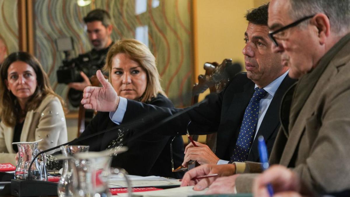 Carlos Mazón, durante el pleno del Consell de Valencia en el Palau de la Generalitat, ayer.