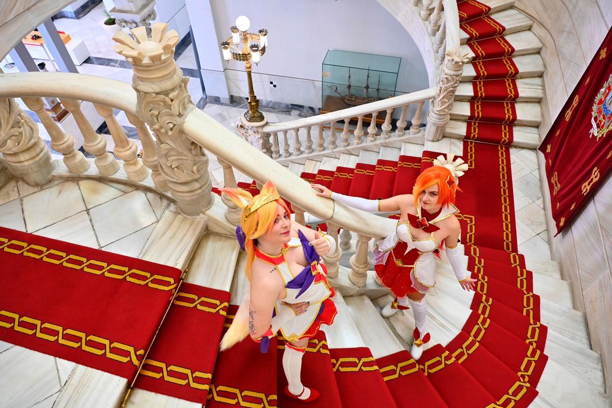Dos 'cosplayers' en las escaleras del Palacio Consistorial.