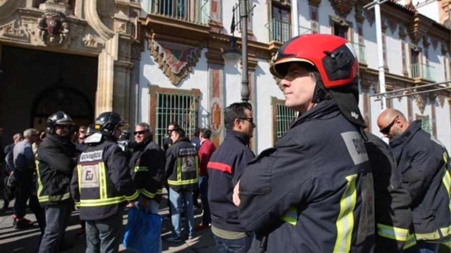 La Diputación tiene varios asuntos pendientes con los bomberos