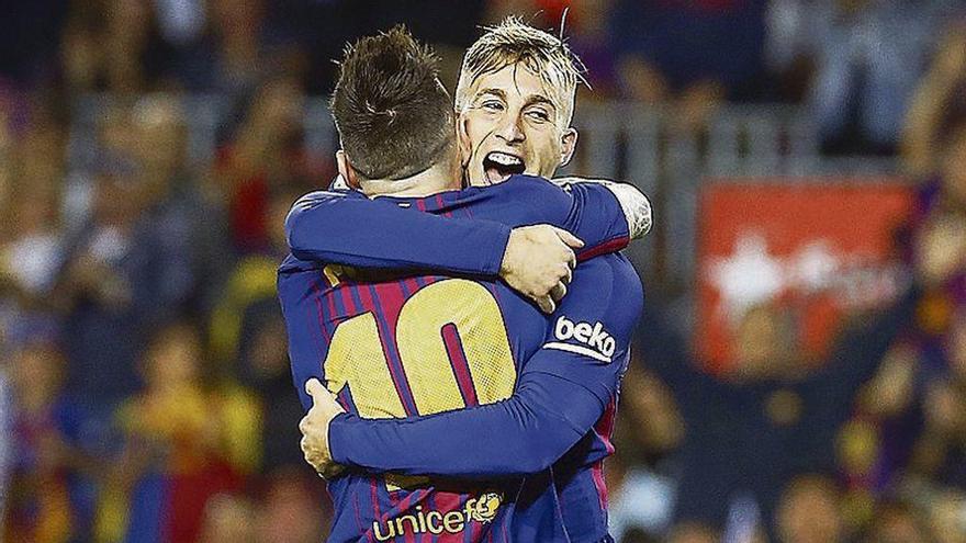 Messi, de espaldas, se abraza a Digne, ayer tras el primer gol del Barça.