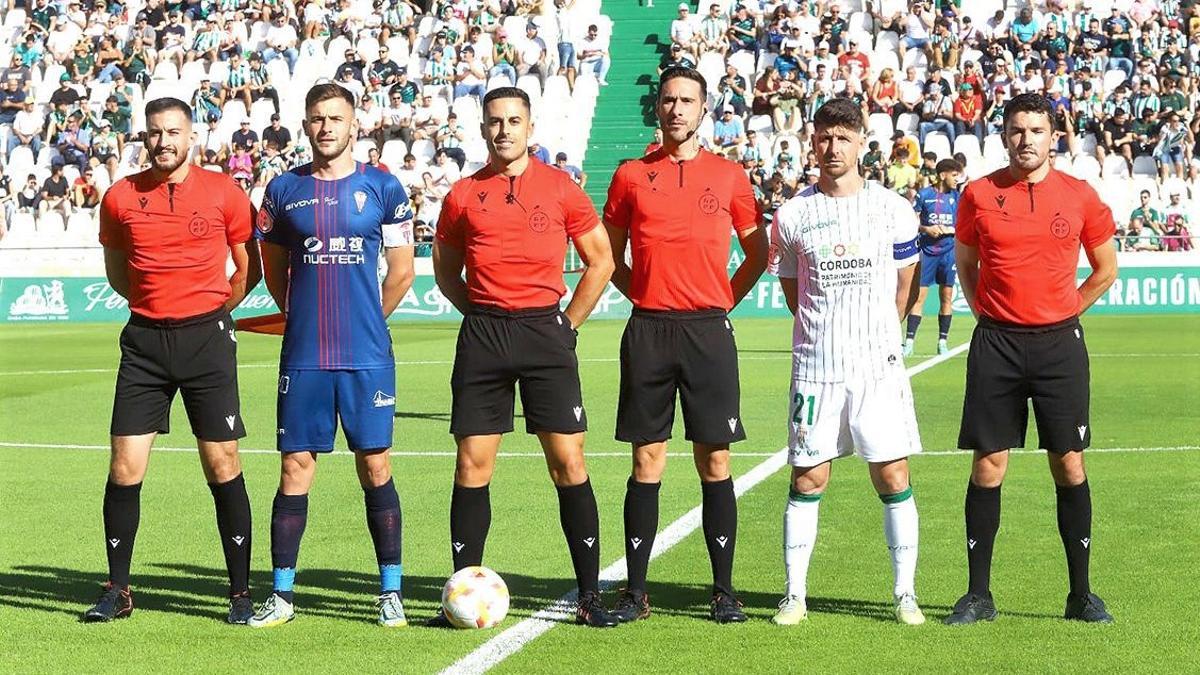 Ortega Herrera, en el centro de la imagen, antes del inicio del Córdoba CF - Algeciras en El Arcángel.