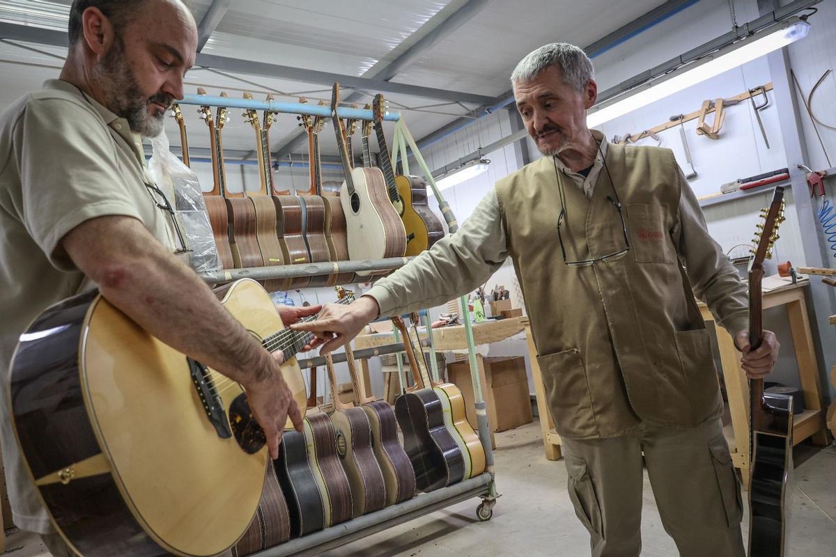 Lutiers de Alhambra Guitarras en su taller de Muro de Alcoy.