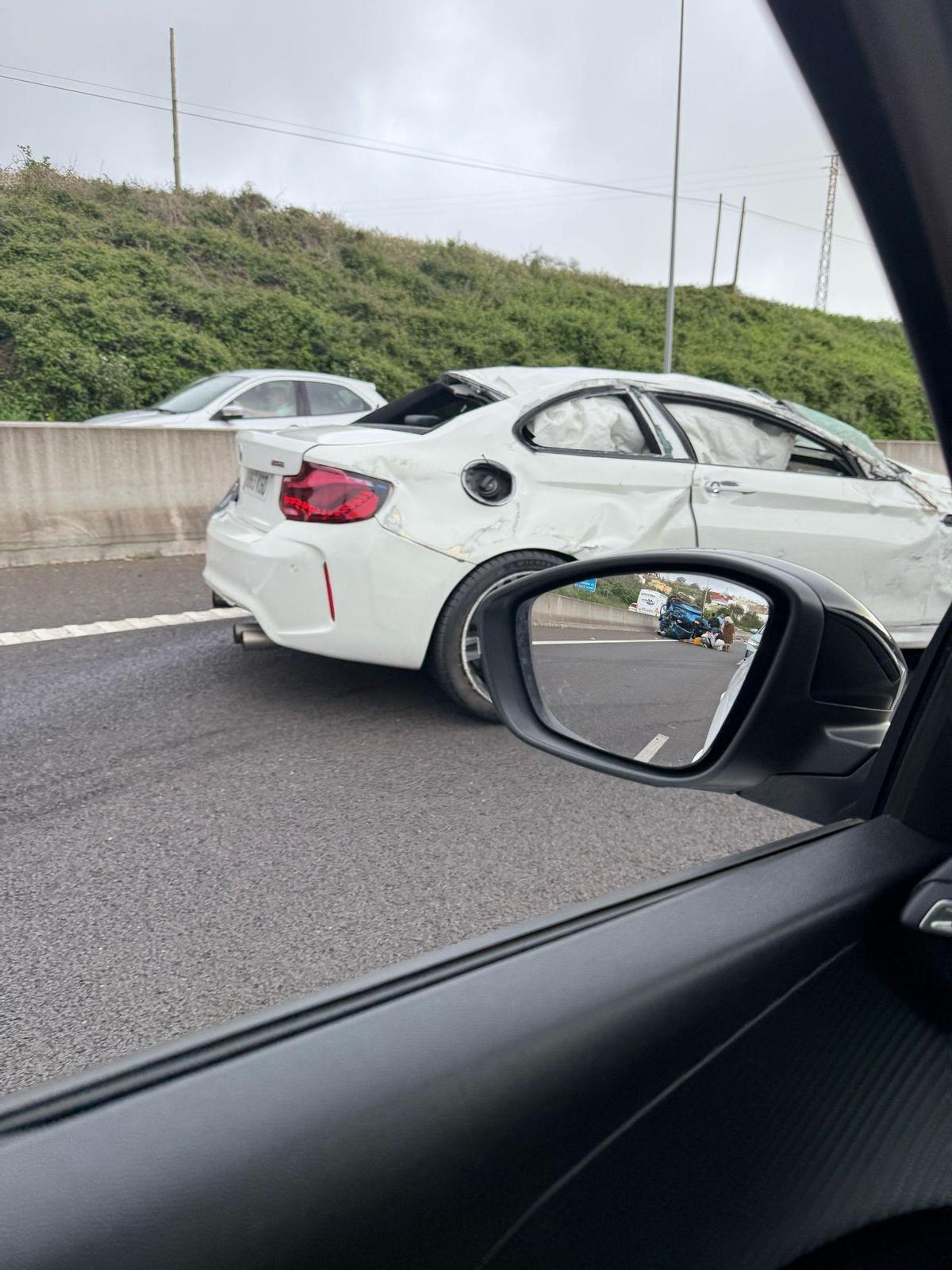 Estado en que quedó el BMW que provocó el accidente el pasado 17 de abril en la autopista del norte de Tenerife.