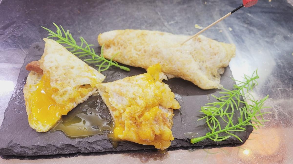 Crepe de huevo, patata pochada con cebolla y chorizo sin artilugios.