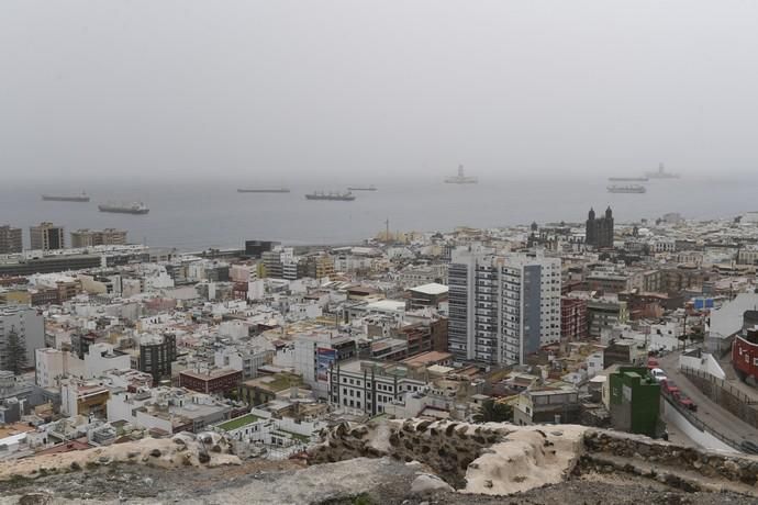 24-02-20 LAS PALMAS DE GRAN CANARIA. DIFERNETES LUGARES. LAS PALMAS DE GRAN CANARIA. METEOROLOGIA. Calima.    Fotos: Juan Castro.