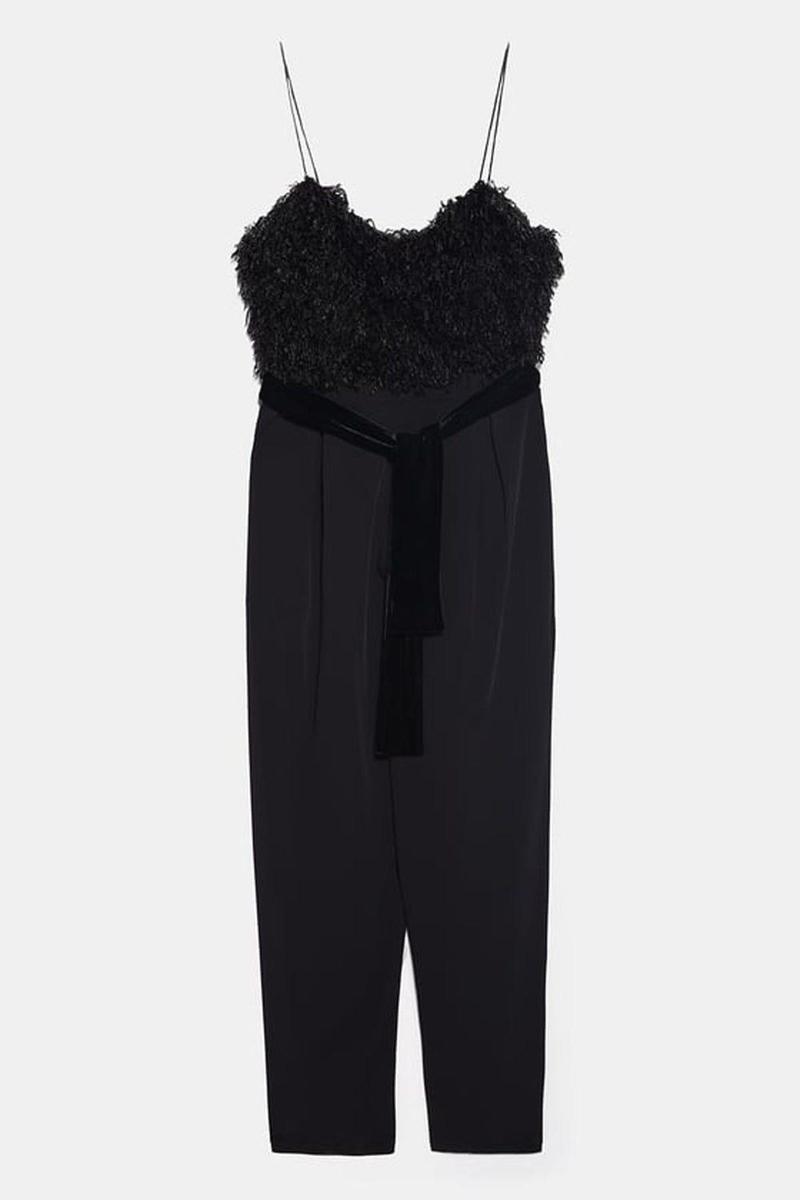Mono efecto pluma en negro de Zara (Precio: 39,95 euros)