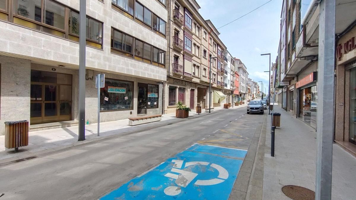 Comercios cerrados en el casco urbano de Vila de Cruces.