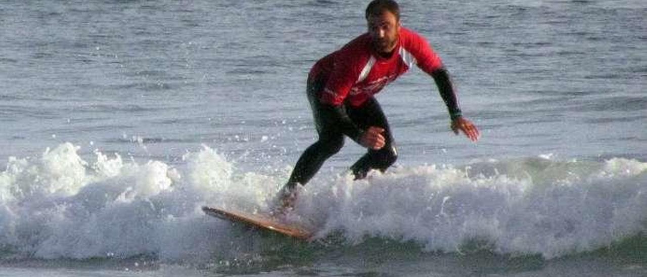 Momento del &quot;Jagüai na Lanzada&quot; disputado en la playa grovense el pasado fin de semana. // Jota Foto Surf / Muñiz